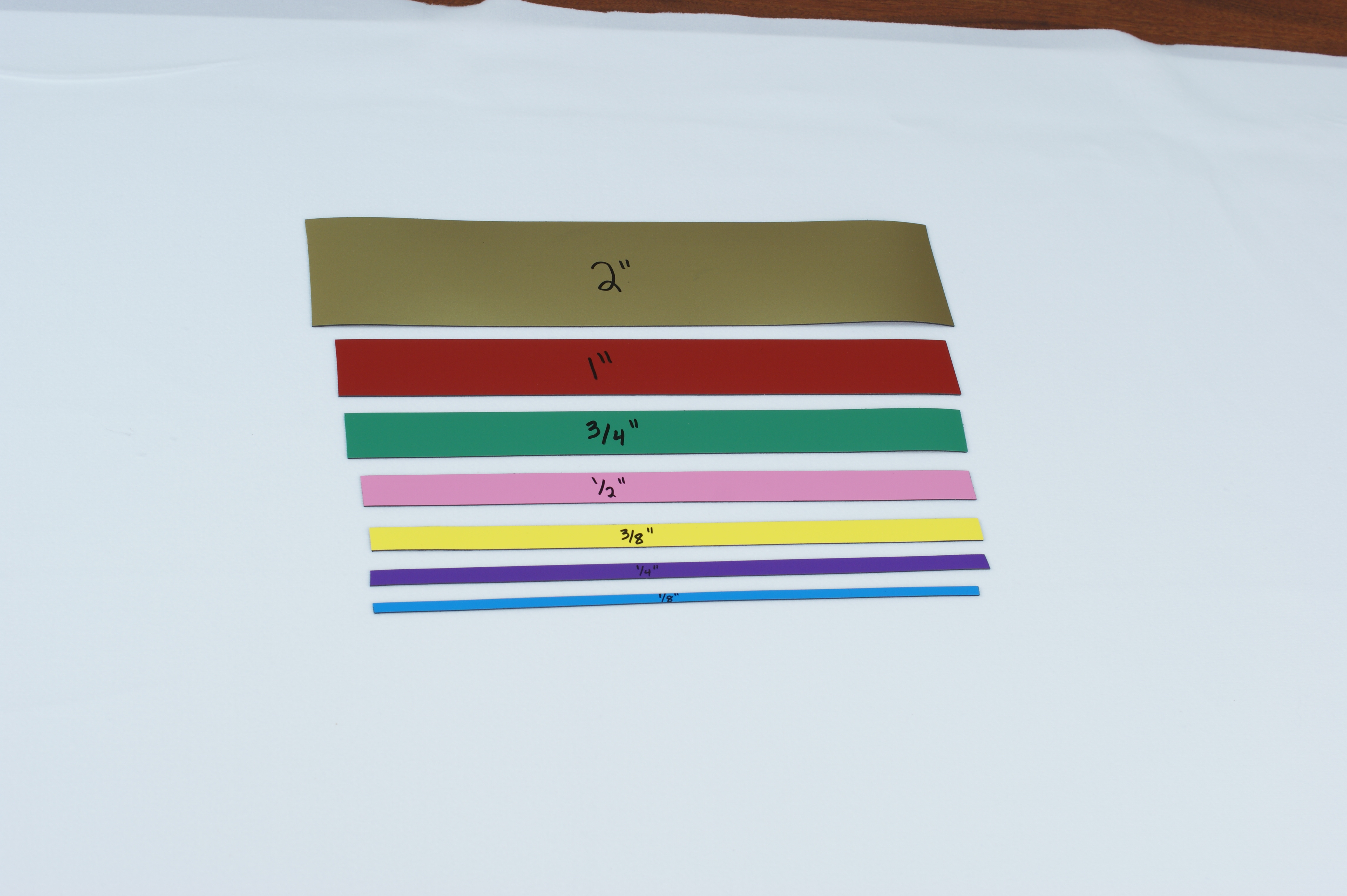 Colored magnetic strips in multiple widths